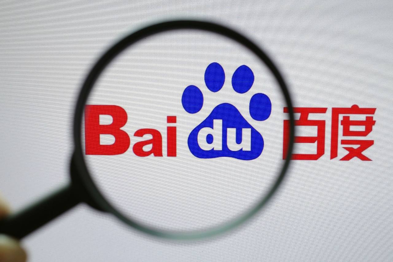 汪峰与森林北聚餐时抽烟